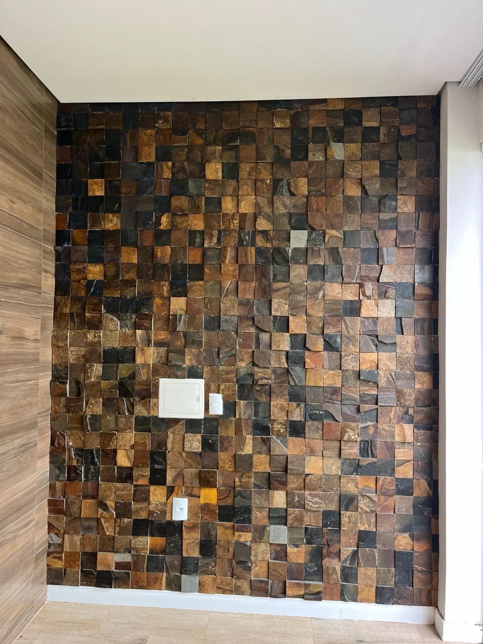 Painel decorativo em pedra natural em tons terrosos