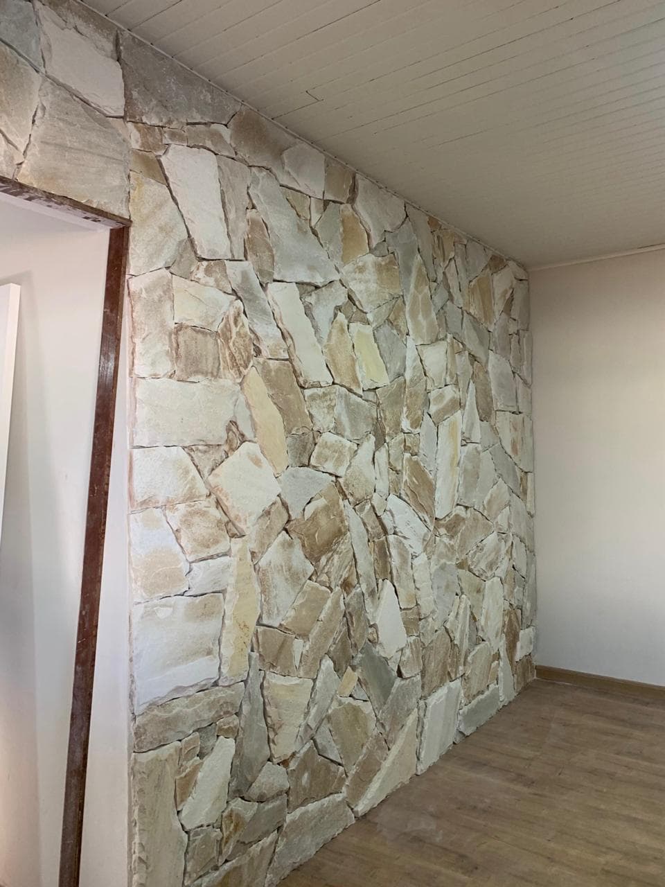 Revestimento claro de pedra natural com variação suave de tonalidade